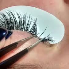this is how the natural lashes should be isolated to prevent lashes getting stuck together and pulled out.